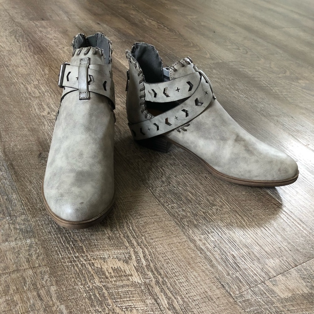 Rampage Gray ankle booties size 8